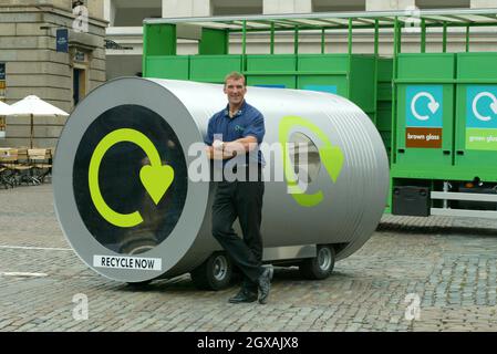 Matthew Pinsent CBE, champion olympique, lance Recycling Now, une nouvelle campagne publicitaire nationale multimédia de 10 millions de livres pour encourager les gens à recycler plus souvent les ordures ménagères et dévoilera également un nouveau symbole national pour le recyclage.Le lancement a eu lieu à East Piazza, Covent Garden, Londres. Banque D'Images