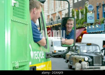 Matthew Pinsent CBE, champion olympique, lance Recycling Now, une nouvelle campagne publicitaire nationale multimédia de 10 millions de livres pour encourager les gens à recycler plus souvent les ordures ménagères et dévoilera également un nouveau symbole national pour le recyclage.Le lancement a eu lieu à East Piazza, Covent Garden, Londres. Banque D'Images