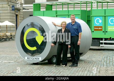 Matthew Pinsent CBE, champion olympique, et Jennie Price, chef de la direction de WRAP (le programme d'action pour les déchets et les ressources), lancent Recyclent Now,Une nouvelle campagne publicitaire nationale multimédia de 10 millions de livres pour encourager les gens à recycler plus souvent les ordures ménagères et dévoilera également un nouveau symbole national pour le recyclage.Le lancement a eu lieu à East Piazza, Covent Garden, Londres. Banque D'Images