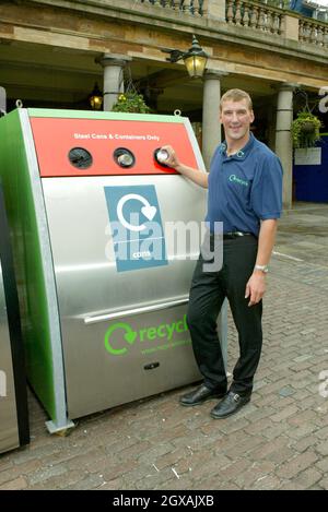 Matthew Pinsent CBE, champion olympique, lance Recycling Now, une nouvelle campagne publicitaire nationale multimédia de 10 millions de livres pour encourager les gens à recycler plus souvent les ordures ménagères et dévoilera également un nouveau symbole national pour le recyclage.Le lancement a eu lieu à East Piazza, Covent Garden, Londres. Banque D'Images