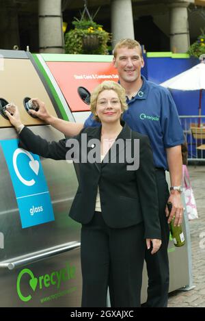 Matthew Pinsent CBE, champion olympique, et Jennie Price, chef de la direction de WRAP (le programme d'action pour les déchets et les ressources), lancent Recyclent Now,Une nouvelle campagne publicitaire nationale multimédia de 10 millions de livres pour encourager les gens à recycler plus souvent les ordures ménagères et dévoilera également un nouveau symbole national pour le recyclage.Le lancement a eu lieu à East Piazza, Covent Garden, Londres. Banque D'Images