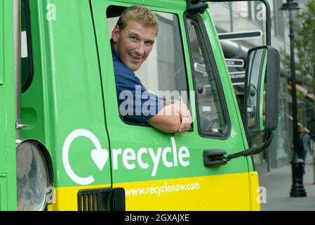 Matthew Pinsent CBE, champion olympique, lance Recycling Now, une nouvelle campagne publicitaire nationale multimédia de 10 millions de livres pour encourager les gens à recycler plus souvent les ordures ménagères et dévoilera également un nouveau symbole national pour le recyclage.Le lancement a eu lieu à East Piazza, Covent Garden, Londres. Banque D'Images