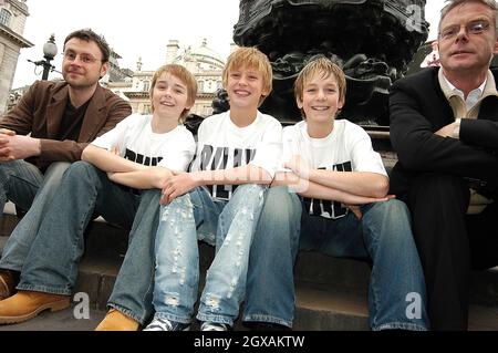 Stephen Daldry, réalisateur et écrivain Lee Hall, présente les trois jeunes acteurs, choisis parmi plus de 3000 espoirs pour jouer un rôle de titre dans la comédie musicale de Billy Elliott.Les garçons de gauche sont Liam Mower, 12 ans, George Maguire, 13 ans et James Lomas, 14 ans. Banque D'Images