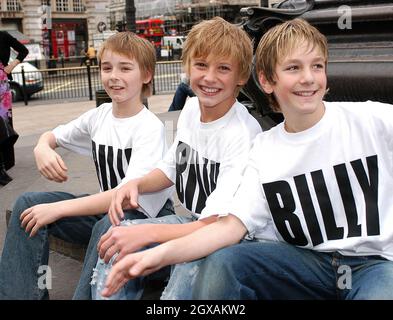 Stephen Daldry, réalisateur et écrivain Lee Hall, présente les trois jeunes acteurs, choisis parmi plus de 3000 espoirs pour jouer un rôle de titre dans la comédie musicale de Billy Elliott.Les garçons de gauche sont Liam Mower, 12 ans, George Maguire, 13 ans et James Lomas, 14 ans. Banque D'Images