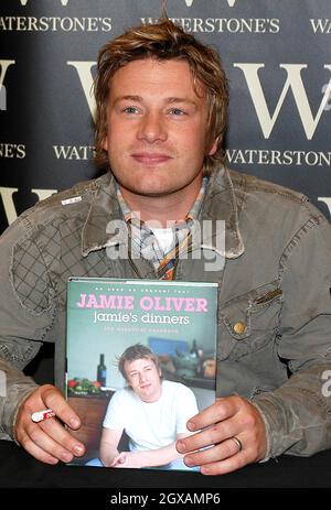 Jamie Oliver lors de la signature de son dernier livre « Jamie's Dinners » à Waterstone's, Oxford Street, Londres. Banque D'Images