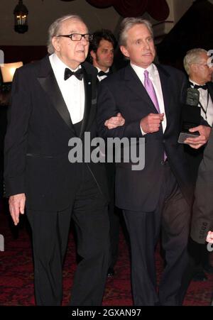 MICHAEL DOUGLAS et KARL MALDEN aux Screen Actors Guild Awards 10th 2004 qui se tiennent au Shrine Auditorium de Los Angeles, Californie, États-Unis. Banque D'Images