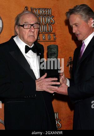 MICHAEL DOUGLAS et KARL MALDEN aux Screen Actors Guild Awards 10th 2004 qui se tiennent au Shrine Auditorium de Los Angeles, Californie, États-Unis. Banque D'Images