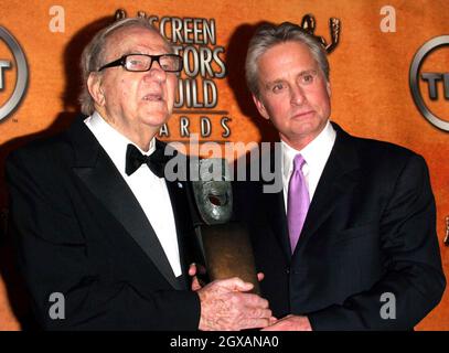 MICHAEL DOUGLAS et KARL MALDEN aux Screen Actors Guild Awards 10th 2004 qui se tiennent au Shrine Auditorium de Los Angeles, Californie, États-Unis. Banque D'Images