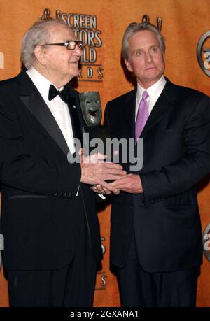 MICHAEL DOUGLAS et KARL MALDEN aux Screen Actors Guild Awards 10th 2004 qui se tiennent au Shrine Auditorium de Los Angeles, Californie, États-Unis. Banque D'Images