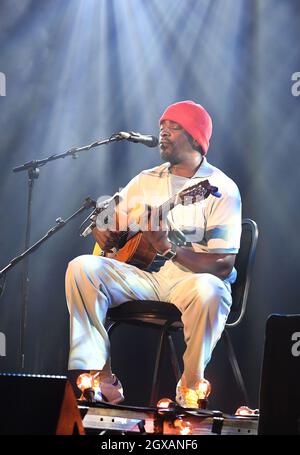 Le musicien brésilien Seu Jorge se produit au festival Womad à Charlton Park, dans le Wiltshire, le 29 juillet 2017 Banque D'Images