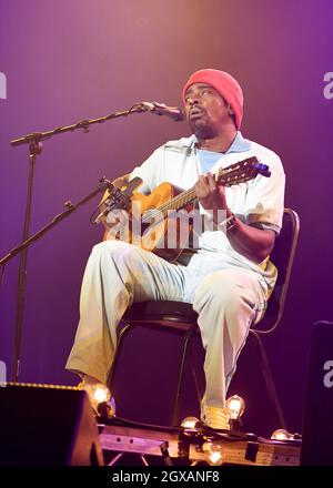 Le musicien brésilien Seu Jorge se produit au festival Womad à Charlton Park, dans le Wiltshire, le 29 juillet 2017 Banque D'Images