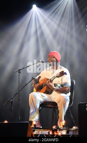 Le musicien brésilien Seu Jorge se produit au festival Womad à Charlton Park, dans le Wiltshire, le 29 juillet 2017 Banque D'Images