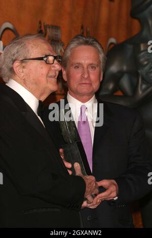 MICHAEL DOUGLAS et KARL MALDEN aux Screen Actors Guild Awards 10th 2004 qui se tiennent au Shrine Auditorium de Los Angeles, Californie, États-Unis. Banque D'Images