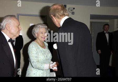 Charles Dance, réalisateur rencontre la Reine lors de la première royale du film Dames in Lavender.L'événement a eu lieu à l'Odeon Leicester Square à Londres en aide au Fonds de bienfaisance pour le cinéma et la télévision. Banque D'Images