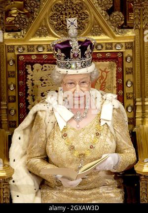 Sa Majesté la reine Elizabeth II prononce son discours annuel à la Chambre des communes lors de l'ouverture d'État du Parlement.Le discours prononcé dans le cadre de la tradition et de la cérémonie arrive à l'approche de la prochaine élection générale, et expose l'ordre du jour du gouvernement pour l'année à venir.Anwar Hussein/allactiondigital.com Banque D'Images