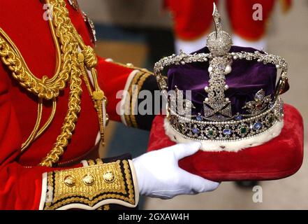 La couronne de la reine Elizabethh II de Grande-Bretagne étant portée à la Chambre des Lords pour l'ouverture d'État du Parlement le 23 novembre 2004, à Londres.Le gouvernement britannique a annoncé mardi une série de nouvelles mesures pour lutter contre le terrorisme mondial et le crime organisé, comme la reine Elizabeth II a présenté son nouveau programme législatif.Anwar Hussein/allactiondigital.com Banque D'Images