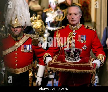 La Couronne de l'État impérial arrive à la Chambre des Lords pour être emmenée dans la salle des robing prête à être portée par la reine Elizabeth II de Grande-Bretagne lorsqu'elle prononce le discours annuel de la reine au Parlement à Londres, le mardi 23 novembre 2004.Le discours de la Reine expose les plans législatifs de son gouvernement pour la prochaine année parlementaire.Anwar Hussein/allactiondigital.com Banque D'Images