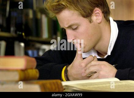 Prince William étudie dans la bibliothèque principale de l'université de St Andrews où il est étudiant.Le Prince en est à la dernière année de son cours de quatre ans à l'université écossaise.Anwar Hussein/allactiondigital.com Banque D'Images