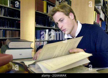 Prince William étudie dans la bibliothèque principale de l'université de St Andrews où il est étudiant.Le Prince en est à la dernière année de son cours de quatre ans à l'université écossaise.Anwar Hussein/allactiondigital.com Banque D'Images