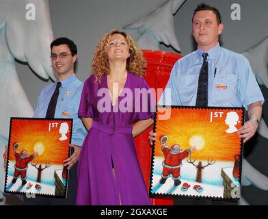 Geri Halliwell pose pour la vente de timbres du Royal Mail au Peacock Theatre de Londres, le 9 décembre 2004. Banque D'Images