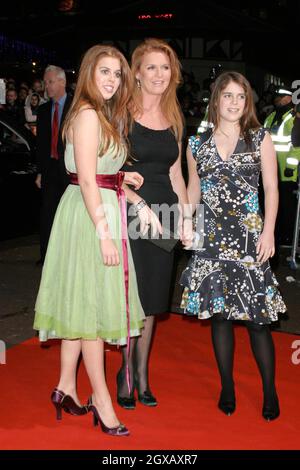 La duchesse de York, Sarah Ferguson et les filles Princesses Beatrice et Eugénie photographiées aux arrivées de la première européenne d'Aviator. La projection du film nominé au Golden Globe a eu lieu à l'Odeon West End de Londres. Banque D'Images