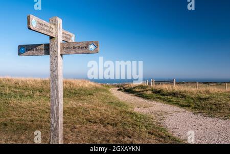 South Downs Ways, Sussex, Angleterre.Un panneau indiquant les directions le long de la route à pied de 100 km entre Winchester et Eastbourne, Angleterre du Sud. Banque D'Images
