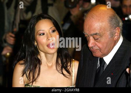 L'actrice américaine Lucy Liu et le propriétaire de Harrods Mohamed Al Fayed lancent la vente de janvier 2005 de Harrod, à Knightsbridge, dans l'ouest de Londres. Banque D'Images