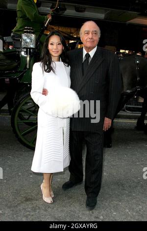 L'actrice américaine Lucy Liu et le propriétaire de Harrods Mohamed Al Fayed lancent la vente de janvier 2005 de Harrod, à Knightsbridge, dans l'ouest de Londres. Banque D'Images