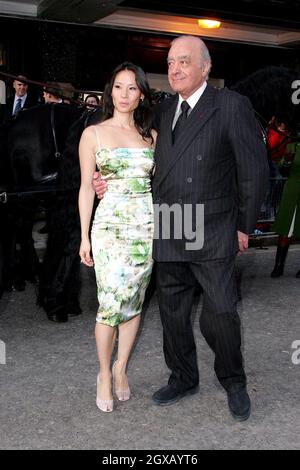 L'actrice américaine Lucy Liu et le propriétaire de Harrods Mohamed Al Fayed lancent la vente de janvier 2005 de Harrod, à Knightsbridge, dans l'ouest de Londres. Banque D'Images