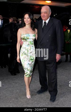 L'actrice américaine Lucy Liu et le propriétaire de Harrods Mohamed Al Fayed lancent la vente de janvier 2005 de Harrod, à Knightsbridge, dans l'ouest de Londres. Banque D'Images