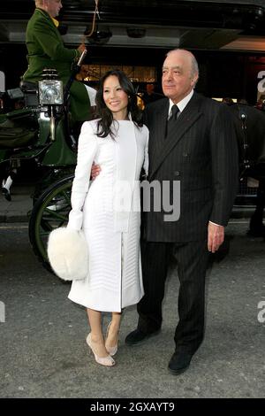 L'actrice américaine Lucy Liu et le propriétaire de Harrods Mohamed Al Fayed lancent la vente de janvier 2005 de Harrod, à Knightsbridge, dans l'ouest de Londres. Banque D'Images