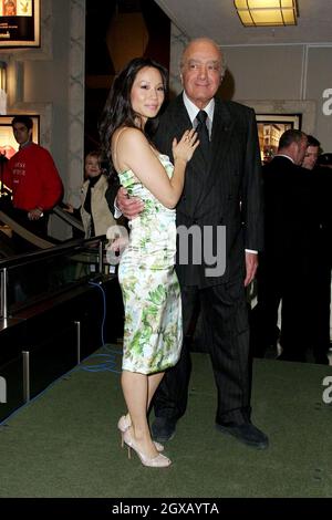 L'actrice américaine Lucy Liu et le propriétaire de Harrods Mohamed Al Fayed lancent la vente de janvier 2005 de Harrod, à Knightsbridge, dans l'ouest de Londres. Banque D'Images