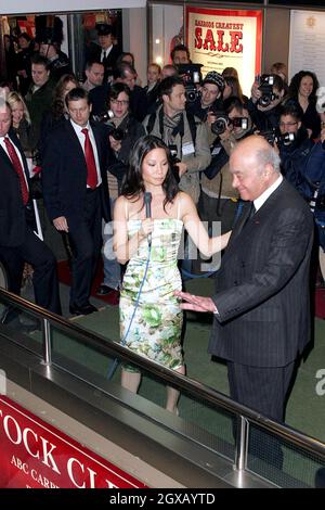 L'actrice américaine Lucy Liu et le propriétaire de Harrods Mohamed Al Fayed lancent la vente de janvier 2005 de Harrod, à Knightsbridge, dans l'ouest de Londres. Banque D'Images