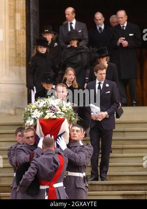 La princesse Alexandra (à gauche dans la première ligne des coursiers) suit le cercueil de son mari Sir Angus Ogilvy avec leur fille Marina (au centre, en shawl) et leur fils James (à droite) avec d'autres membres de la famille, à la chapelle Saint-Georges, château de Windsor, le mercredi 5 janvier 2005.Sir Angus, qui était marié à la cousine de la Reine, la princesse Alexandra, est décédé le lendemain de Noël à l'âge de 76 ans.Anwar Hussein/allactiondigital.com Banque D'Images