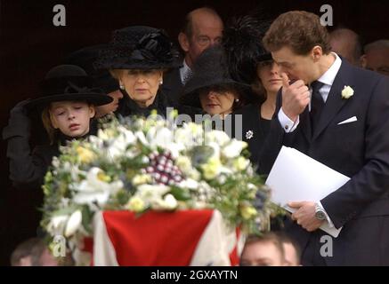 La princesse Alexandra (au centre) suit le cercueil de son mari Sir Angus Ogilvy avec sa fille Marina (troisième à droite) et son fils James (à droite) avec d'autres membres de sa famille, après les funérailles à la chapelle Saint-Georges, au château de Windsor, le mercredi 5 janvier 2005.Sir Angus, mari de la cousine de la Reine, la princesse Alexandra, est décédé le lendemain de Noël à l'âge de 76 ans.Anwar Hussein/allactiondigital.com Banque D'Images