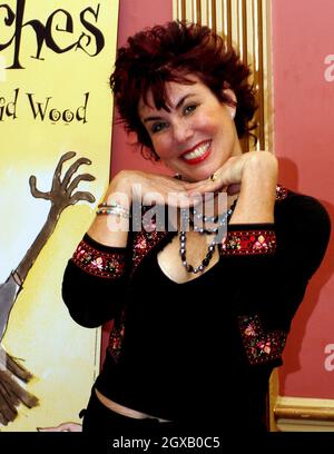 Ruby Wax est l'une des stars de la Grande Sorcière dans l'adaptation en scène du livre classique pour enfants de Roal Dahl « The Witches ». Le spectacle a une saison de cinq semaines au Wyndhams Theatre de Londres. Banque D'Images