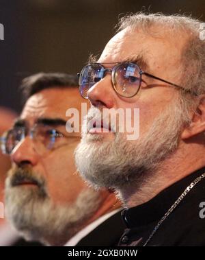 Dr Rowan Williams l'archevêque de Canterbury (à droite) siège avec le rabbin de Cheif à un service pour se souvenir des victimes de l'Holocauste à Westminster Central Hall, Londres.Jeudi 27 janvier 2005, à l'occasion du 60e anniversaire de la libération d'Auschwitz.Anwar Hussein/allactiondigtial.com Banque D'Images