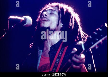 Ce mois-ci, les célébrations en Jamaïque et en Éthiopie commenceront à marquer le 60e anniversaire de la naissance de la star du reggae Bob Marley.Marley, qui est décédé en 1981 après avoir lutté contre le cancer à l'âge de 36 ans, aurait atteint 60 ans le 6 février.PHOTO: Bob Marley, légende jamaïcaine du reggae (1945 - 1981) sur scène au Hammersmith Odeon, Londres, en juin 1977.Anwar Hussein/allactiondigital.com Banque D'Images