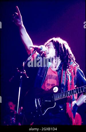 Ce mois-ci, les célébrations en Jamaïque et en Éthiopie commenceront à marquer le 60e anniversaire de la naissance de la star du reggae Bob Marley.Marley, qui est décédé en 1981 après avoir lutté contre le cancer à l'âge de 36 ans, aurait atteint 60 ans le 6 février.PHOTO: Bob Marley, légende jamaïcaine du reggae (1945 - 1981) sur scène au Hammersmith Odeon, Londres, en juin 1977.Anwar Hussein/allactiondigital.com Banque D'Images