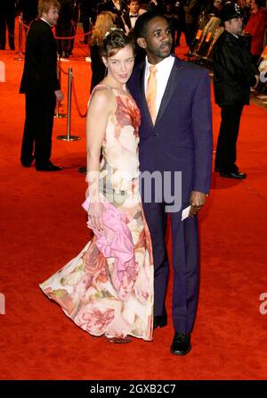 Olivia Williams et invité photographié aux arrivées pour le BAFTAS - British Academy film Awards à Odeon Leicester Square. Banque D'Images