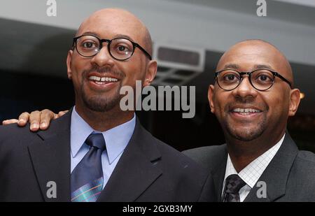 Howard Brown, vedette de publicité à Halifax, dévoile sa double au musée Madame Tussauds, à Londres, le lundi 28 février. Banque D'Images