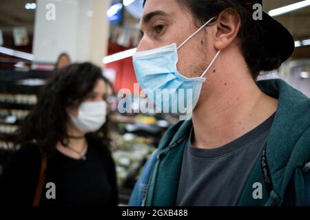 France, Bretagne, Quevert le 15/05/2021. Jeune personne portant un masque Covid-19 dans un supermarché. Photo de Martin Bertrand. France, Bretagne, Quévé Banque D'Images