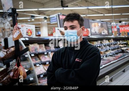 France, Bretagne, Quevert le 15/05/2021. Jeune personne portant un masque Covid-19 dans un supermarché. Photo de Martin Bertrand. France, Bretagne, Quévé Banque D'Images