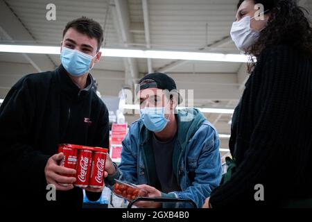 France, Bretagne, Quevert le 15/05/2021. Jeune personne portant un masque Covid-19 dans un supermarché. Photo de Martin Bertrand. France, Bretagne, Quévé Banque D'Images