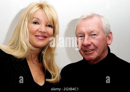 Frances Segelman, célèbre sculptrice de célébrités, est à la tête de l'ancien gardien de but et fondateur de la charité d'Arsenal et d'Écosse, Bobby Charlton, dans ses studios de Highgate, Londres, le 10 mars.Pour qu'un buste soit complété par un "live" assis par Bob à une exposition des arts de charité à l'aide de la Willow Foundation le 3 avril. Banque D'Images