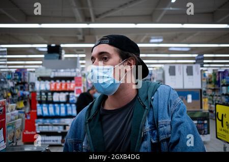 France, Bretagne, Quevert le 15/05/2021. Jeune personne portant un masque Covid-19 dans un supermarché. Photo de Martin Bertrand. France, Bretagne, Quévé Banque D'Images