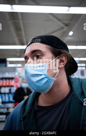 France, Bretagne, Quevert le 15/05/2021. Jeune personne portant un masque Covid-19 dans un supermarché. Photo de Martin Bertrand. France, Bretagne, Quévé Banque D'Images