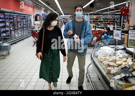 France, Bretagne, Quevert le 15/05/2021. Jeune personne portant un masque Covid-19 dans un supermarché. Photo de Martin Bertrand. France, Bretagne, Quévé Banque D'Images