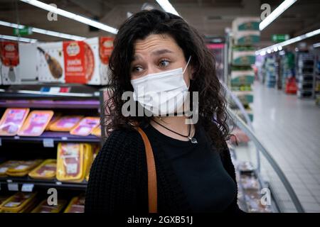 France, Bretagne, Quevert le 15/05/2021. Jeune personne portant un masque Covid-19 dans un supermarché. Photo de Martin Bertrand. France, Bretagne, Quévé Banque D'Images