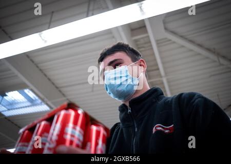 France, Bretagne, Quevert le 15/05/2021. Jeune personne portant un masque Covid-19 dans un supermarché. Photo de Martin Bertrand. France, Bretagne, Quévé Banque D'Images